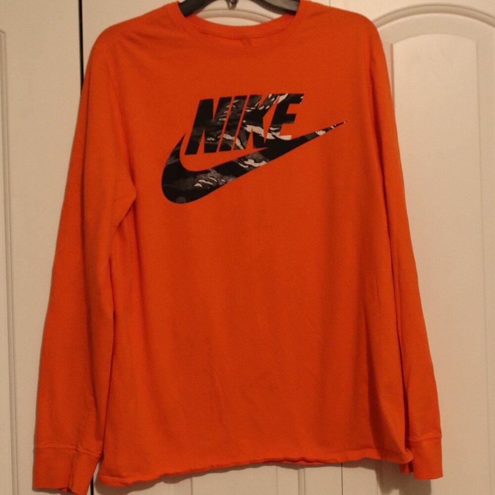 Nike Orange Long Sleeve The Tee with Black/White Camo Nike Graphic Size Large
